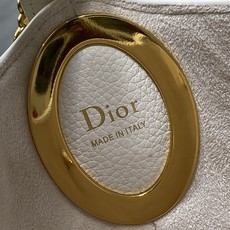 白色现货‼️Dior Medaillon大号水桶包春夏新款柔软的颗粒面牛皮革,超级有质感简洁又大气的包形 白色现货‼️Dior Medaillon大号水桶包春夏新款柔软的颗粒面牛皮革,超级有质感简洁又大气的包形