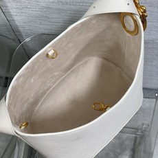 白色现货‼️Dior Medaillon大号水桶包春夏新款柔软的颗粒面牛皮革,超级有质感简洁又大气的包形 白色现货‼️Dior Medaillon大号水桶包春夏新款柔软的颗粒面牛皮革,超级有质感简洁又大气的包形