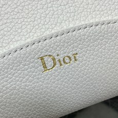 白色现货‼️Dior Medaillon大号水桶包春夏新款柔软的颗粒面牛皮革,超级有质感简洁又大气的包形 白色现货‼️Dior Medaillon大号水桶包春夏新款柔软的颗粒面牛皮革,超级有质感简洁又大气的包形