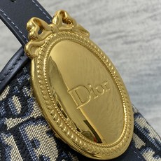 蓝布现货‼️Dior Medaillon大号水桶包春夏新款经典的Oblique 老花越看越耐看简洁又大气 蓝布现货‼️Dior Medaillon大号水桶包春夏新款经典的Oblique 老花越看越耐看简洁又大气