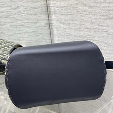 蓝布现货‼️Dior Medaillon大号水桶包春夏新款经典的Oblique 老花越看越耐看简洁又大气 蓝布现货‼️Dior Medaillon大号水桶包春夏新款经典的Oblique 老花越看越耐看简洁又大气
