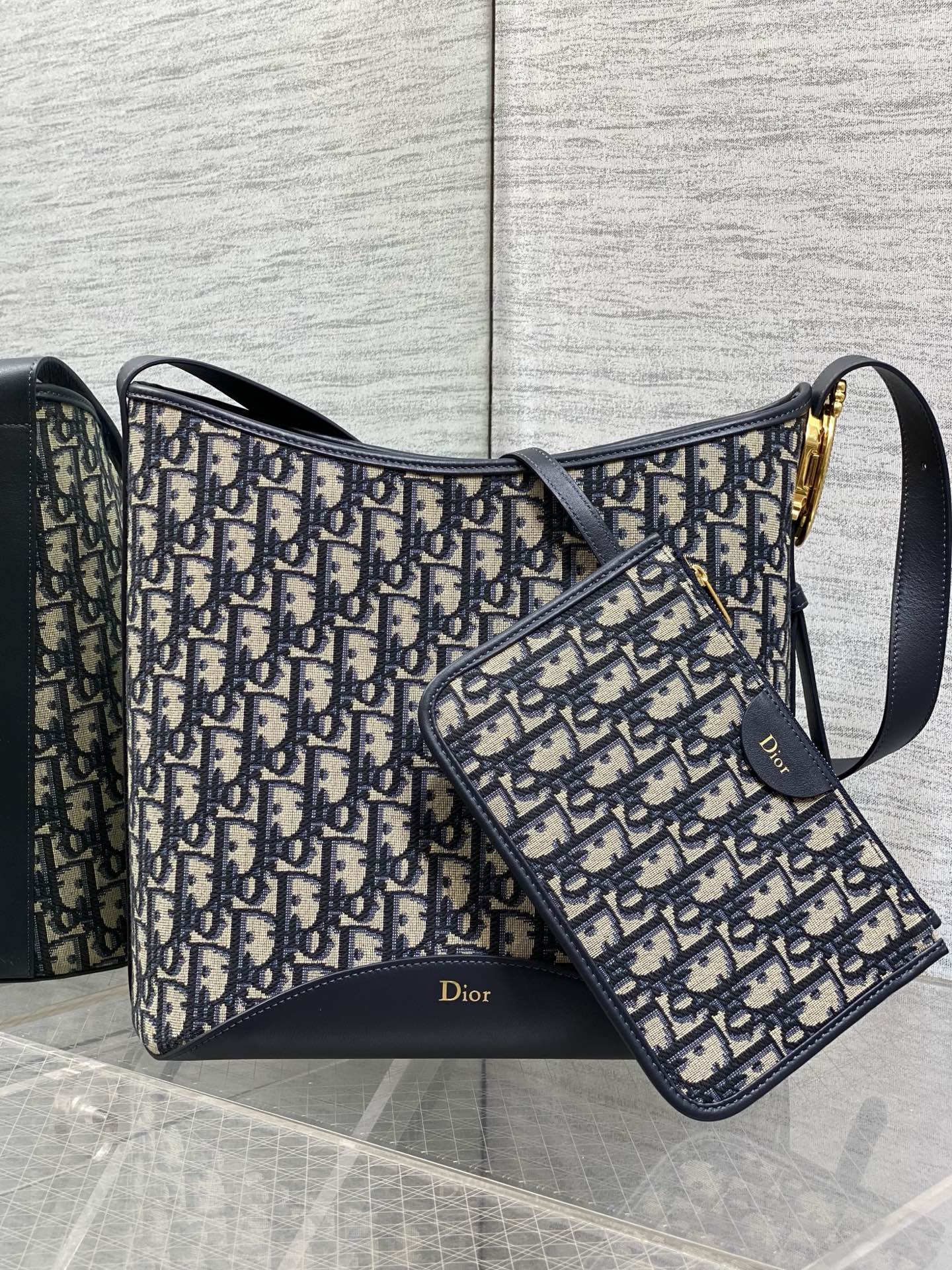 NO:850874,Blue cloth ready-made Dior Medaillon large bucket bag spring and summer new model. The classic Oblique presbyopia becomes more and more attractive the more you look at it. The simple and elegant bag shape is full of high-end. The shoulder straps are matched with classic mirror hardware buckles, elegant and modern. The large capacity can store a variety of daily travel items. The design of the adjustable shoulder straps creates a variety of shoulder styles. It is suitable for commuting and leisure travel. 1532  size:26.5x26x15cm, 2026 spring and summer new style, dior, Hermes,19860909蓝布现货 Dior Medaillon大号水桶包春夏新款 经典的Oblique 老花越看越耐看 简洁又大气的包形,满满的高级感 肩带搭配经典镜子五金扣,优雅又摩登 超大的容量可收纳各种日常出行用品 可调节肩带的设计打造多种肩背造型 无论是通勤和休闲出行都很合适 1532 size:26.5x26x15cm,2026春夏新款,dior,Hermes,,Bag