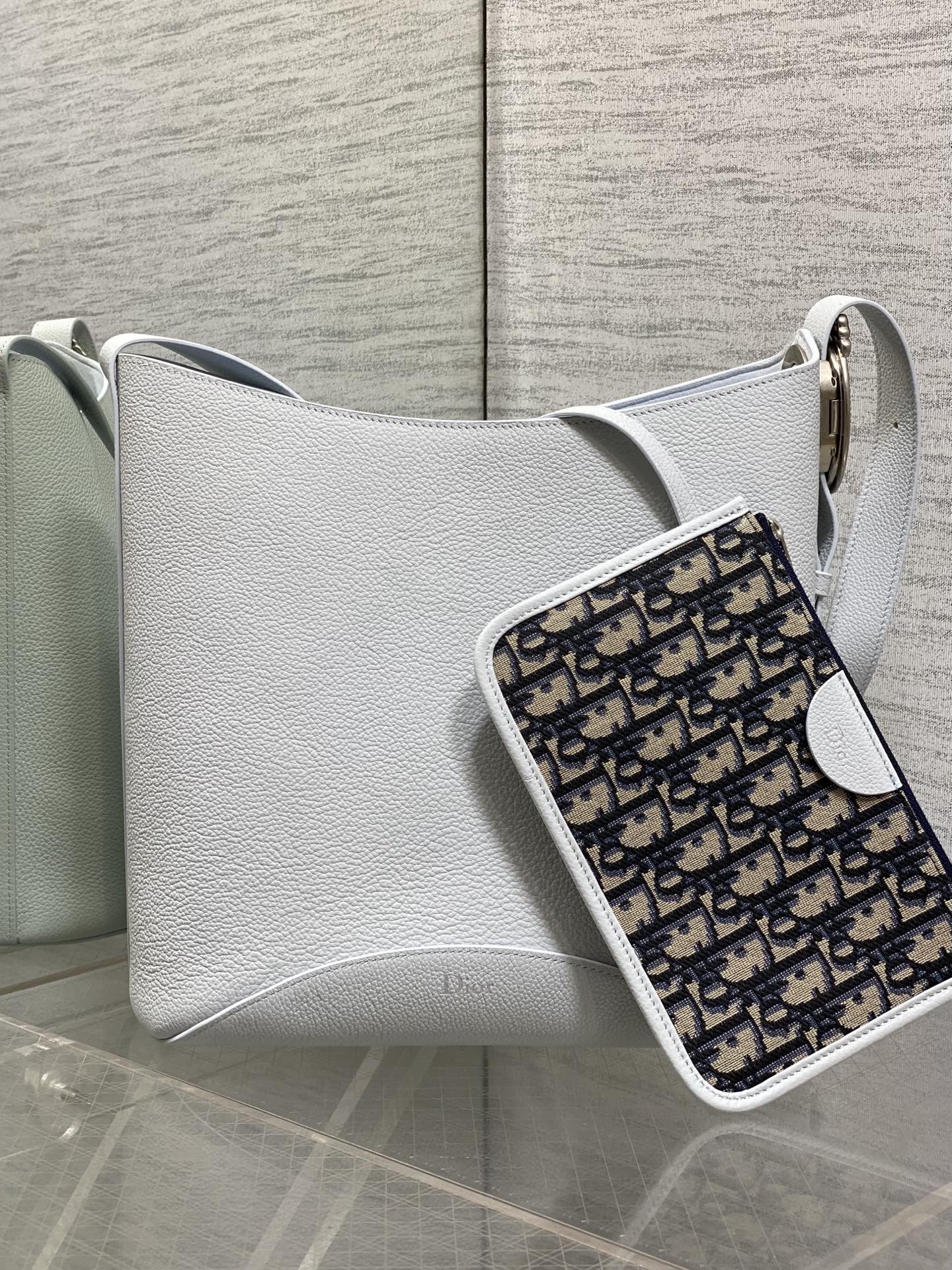NO:850912,Glacier blue ready-made Dior Medaillon large bucket bag for spring and summer. Soft grained cow leather, super textured. Simple and elegant bag shape, full of high-end sense. The shoulder straps are matched with classic mirror hardware buckles, elegant and modern. The large capacity can store various daily travel items. The design of the adjustable shoulder straps creates a variety of shoulder styles. It is suitable for both commuting and leisure travel. 1532  size:26.5x26x15cm, 2026 spring and summer new style, dior, cowhide, Hermes,19860909冰川蓝现货 Dior Medaillon大号水桶包春夏新款 柔软的颗粒面牛皮革,超级有质感 简洁又大气的包形,满满的高级感 肩带搭配经典镜子五金扣,优雅又摩登 超大的容量可收纳各种日常出行用品 可调节肩带的设计打造多种肩背造型 无论是通勤和休闲出行都很合适 1532 size:26.5x26x15cm,2026春夏新款,dior,cowhide,Hermes,,Bag
