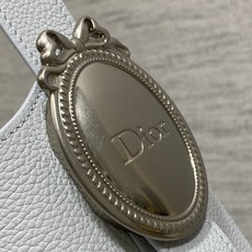 冰川蓝现货‼️Dior Medaillon大号水桶包春夏新款柔软的颗粒面牛皮革,超级有质感简洁又大气的包 冰川蓝现货‼️Dior Medaillon大号水桶包春夏新款柔软的颗粒面牛皮革,超级有质感简洁又大气的包