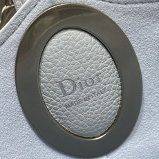 冰川蓝现货‼️Dior Medaillon大号水桶包春夏新款柔软的颗粒面牛皮革,超级有质感简洁又大气的包 冰川蓝现货‼️Dior Medaillon大号水桶包春夏新款柔软的颗粒面牛皮革,超级有质感简洁又大气的包
