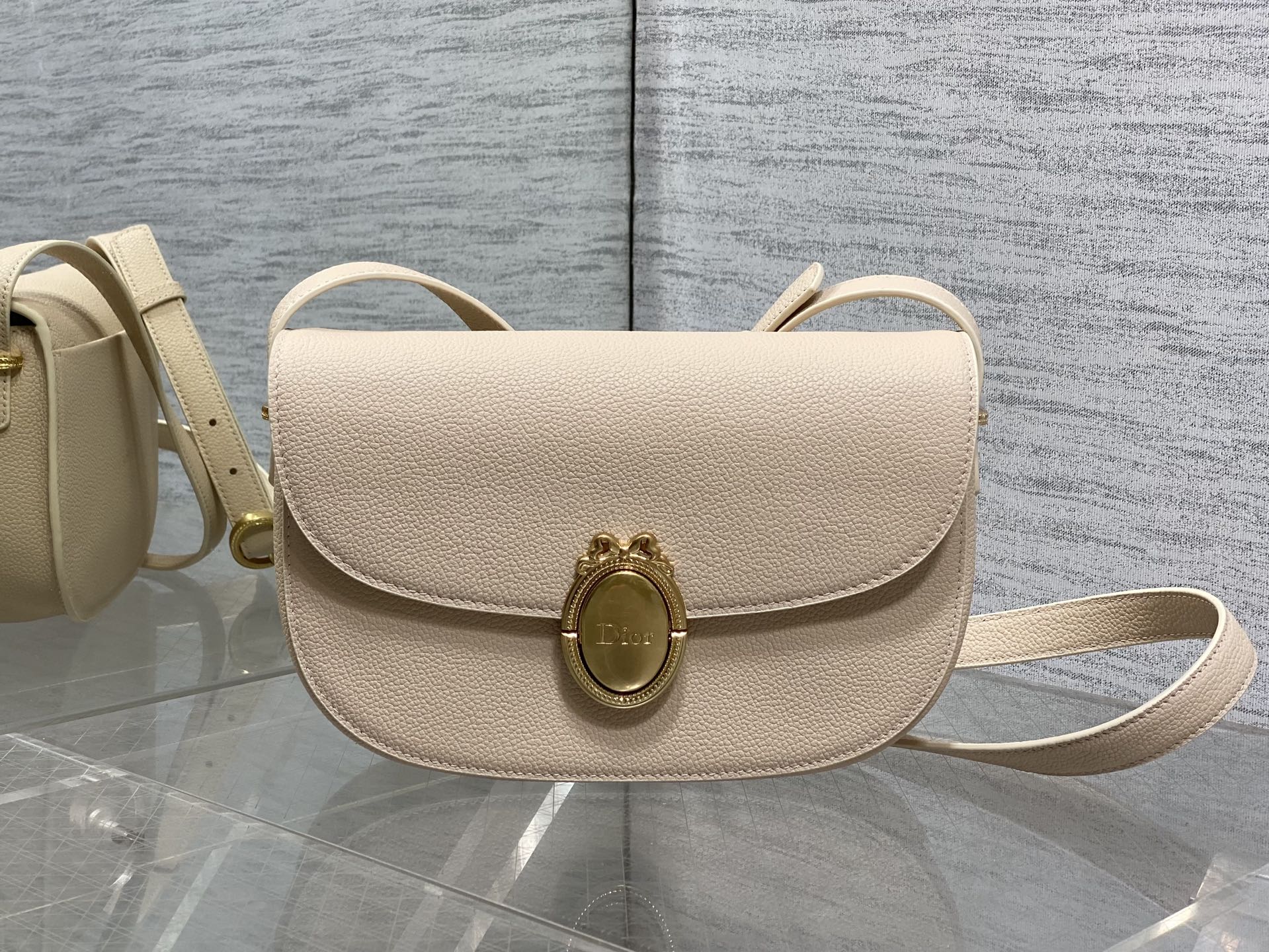 NO:850956,The chip model is in stock. The latest Medaillon series. Simple and noble bag shape, French oval mirror body. It has a unique French elegance and romantic temperament. Imported calfskin is carefully made and full of texture. The shoulder strap can be adjusted in length. It can be worn on the shoulder and cross-body. The back and upper body are full of French sweet girl feeling. size: 23*16*6.5cm 3922, 2026 spring and summer new style, cowhide, Hermes,19860909芯片款现货 最新款Medaillon系列 简洁的贵气的包型,法式椭圆镜身 属于法式独有的优雅和浪漫气质 进口的小牛皮精心制作 质感拉满 肩带可以调节长短 可肩背斜挎 背上身就是满满的法式甜妹感 size:23*16*6.5cm 3922,2026春夏新款,cowhide,Hermes,,Bag