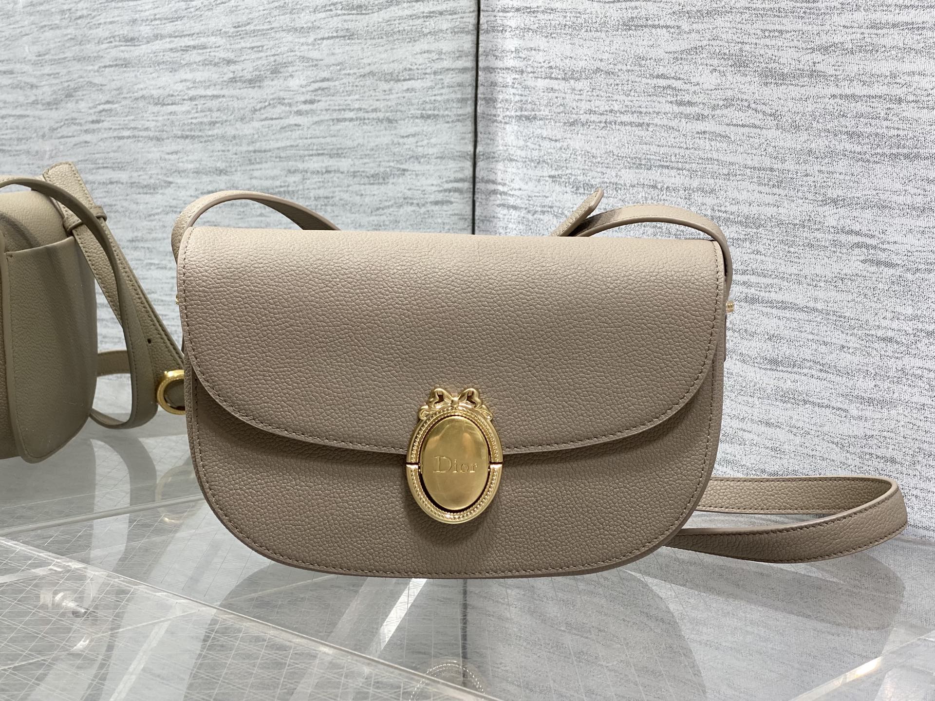 NO:850918,The chip model is in stock. The latest Medaillon series. Simple and noble bag shape, French oval mirror body, unique French elegance and romantic temperament. Imported calfskin is carefully made and full of texture. The shoulder strap can be adjusted in length. It can be worn on the shoulder and cross-body. The back and upper body are full of French sweet girl feeling. size: 23*16*6.5cm 3923, 2026 spring and summer new style, cowhide, Hermes,19860909芯片款现货 最新款Medaillon系列 简洁的贵气的包型,法式椭圆镜身 属于法式独有的优雅和浪漫气质 进口的小牛皮精心制作 质感拉满 肩带可以调节长短 可肩背斜挎 背上身就是满满的法式甜妹感 size:23*16*6.5cm 3923,2026春夏新款,cowhide,Hermes,,Bag