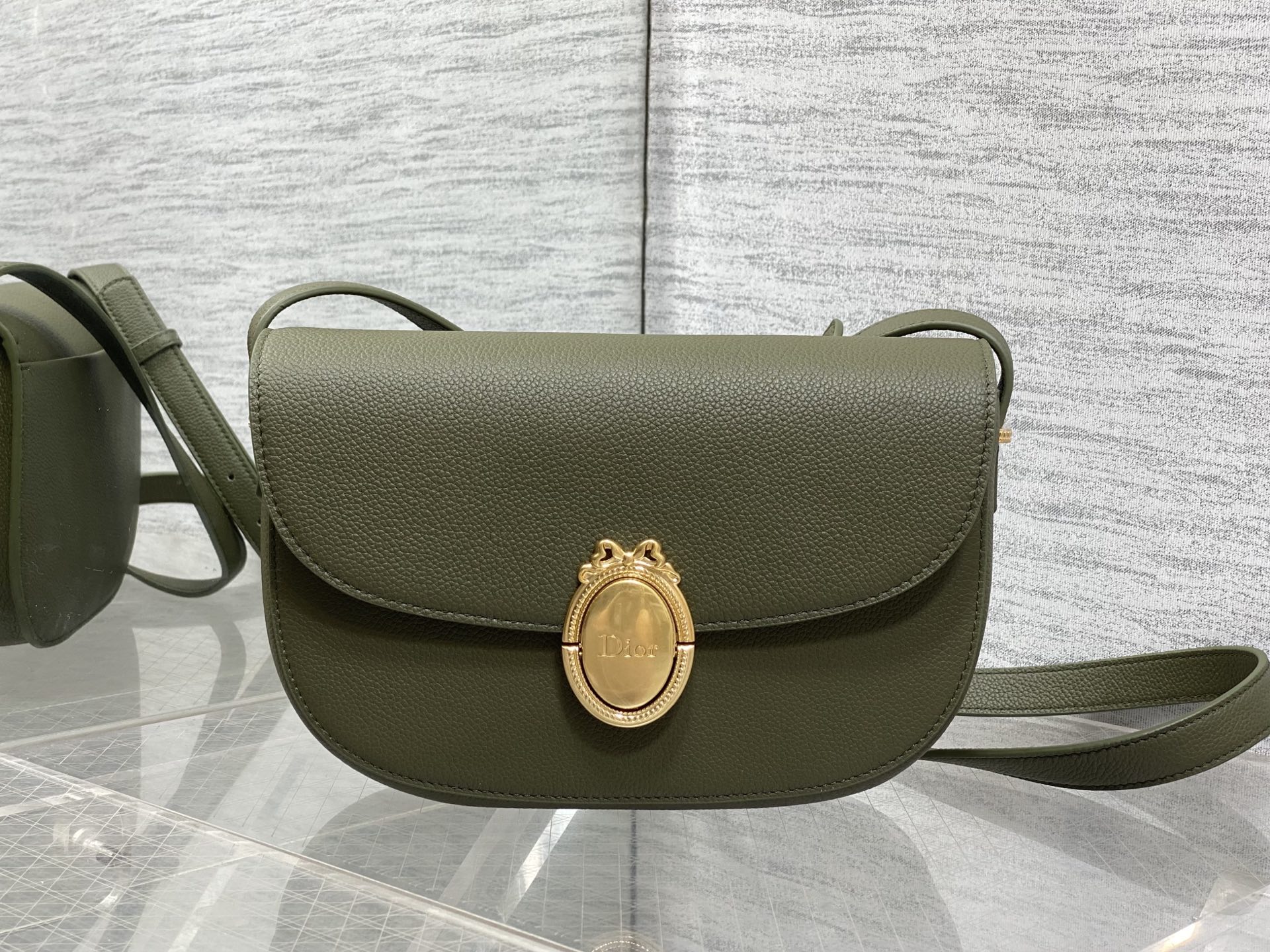 NO:850937,The chip model is in stock. The latest Medaillon series. Simple and noble bag shape, French oval mirror body, unique French elegance and romantic temperament. Imported calfskin is carefully made and full of texture. The shoulder strap can be adjusted in length. It can be worn on the shoulder and cross-body. The back and upper body are full of French sweet girl feeling. size: 23*16*6.5cm 3923, 2026 spring and summer new style, cowhide, Hermes,19860909芯片款现货 最新款Medaillon系列 简洁的贵气的包型,法式椭圆镜身 属于法式独有的优雅和浪漫气质 进口的小牛皮精心制作 质感拉满 肩带可以调节长短 可肩背斜挎 背上身就是满满的法式甜妹感 size:23*16*6.5cm 3923,2026春夏新款,cowhide,Hermes,,Bag