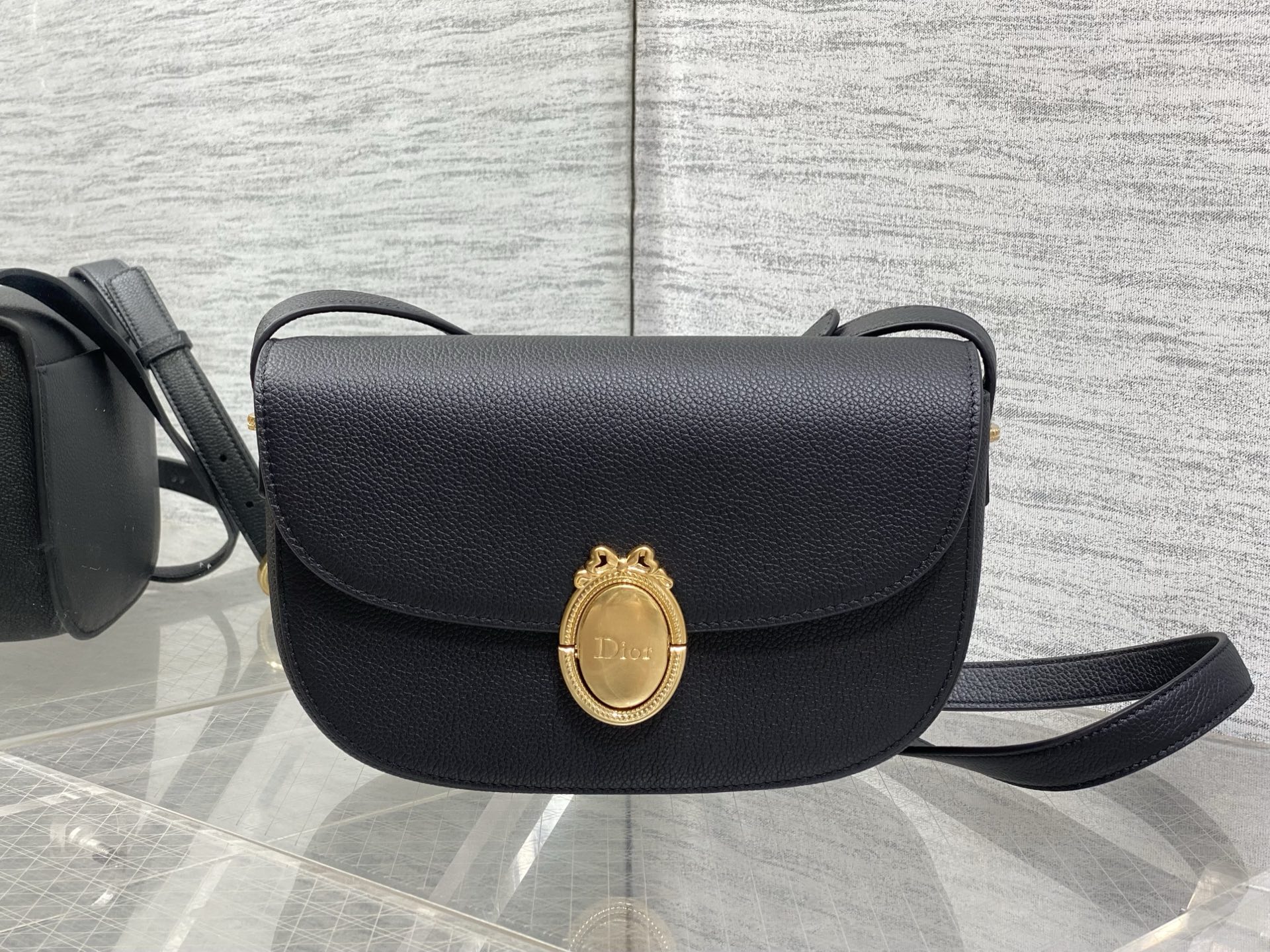 NO:850957,The chip model is in stock. The latest Medaillon series. Simple and noble bag shape, French oval mirror body. It has a unique French elegance and romantic temperament. Imported calfskin is carefully made and full of texture. The shoulder strap can be adjusted in length. It can be worn on the shoulder and cross-body. The back and upper body are full of French sweet girl feeling. size: 23*16*6.5cm 3922, 2026 spring and summer new style, cowhide, Hermes,19860909芯片款现货 最新款Medaillon系列 简洁的贵气的包型,法式椭圆镜身 属于法式独有的优雅和浪漫气质 进口的小牛皮精心制作 质感拉满 肩带可以调节长短 可肩背斜挎 背上身就是满满的法式甜妹感 size:23*16*6.5cm 3922,2026春夏新款,cowhide,Hermes,,Bag