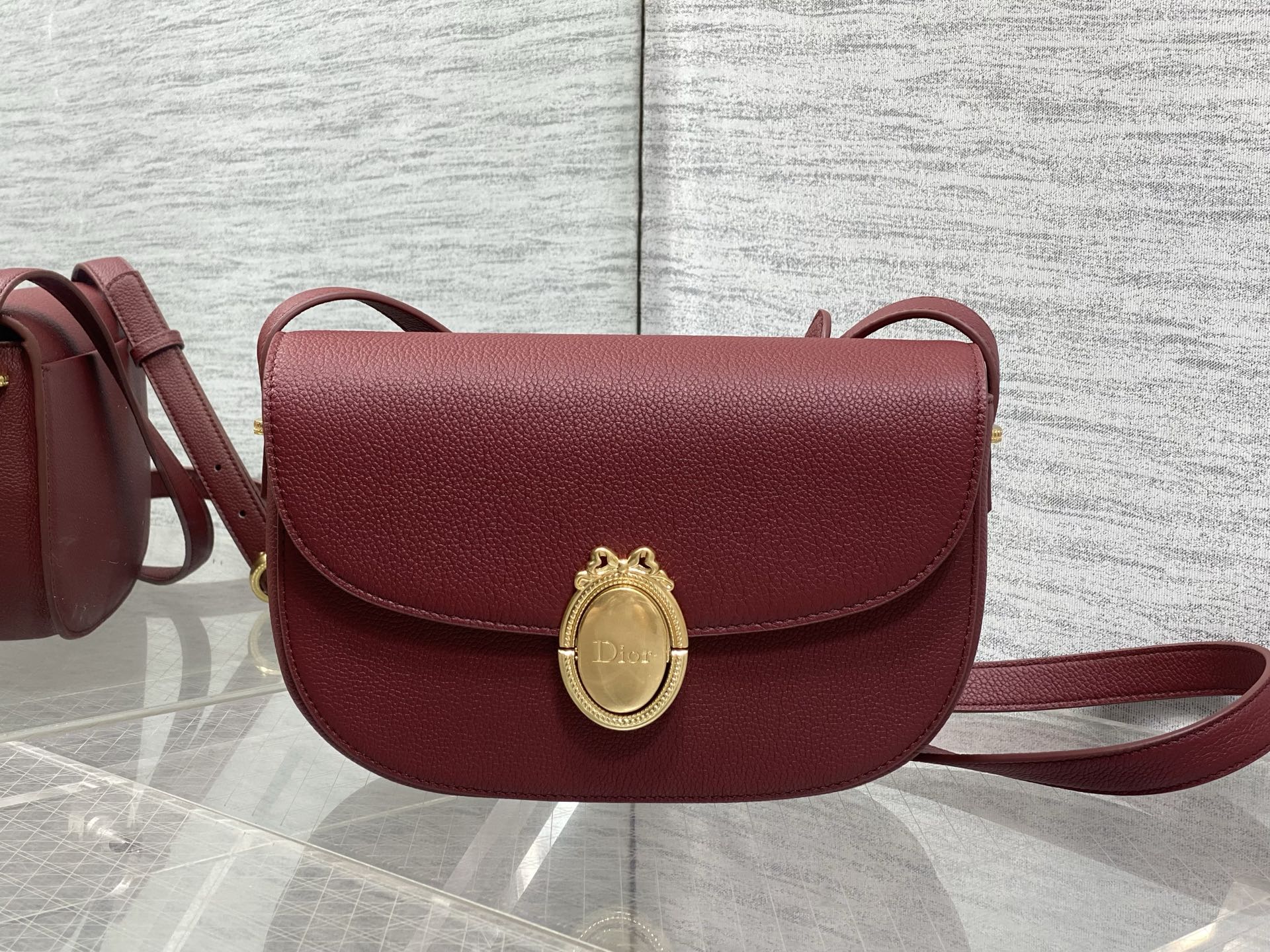NO:850873,The chip model is in stock. The latest Medaillon series. Simple and noble bag shape, French oval mirror body. It has a unique French elegance and romantic temperament. Imported calfskin is carefully made and full of texture. The shoulder strap can be adjusted in length. It can be worn on the shoulder and cross-body. The back and upper body are full of French sweet girl feeling. size: 23*16*6.5cm 3922, 2026 spring and summer new style, cowhide, Hermes,19860909芯片款现货 最新款Medaillon系列 简洁的贵气的包型,法式椭圆镜身 属于法式独有的优雅和浪漫气质 进口的小牛皮精心制作 质感拉满 肩带可以调节长短 可肩背斜挎 背上身就是满满的法式甜妹感 size:23*16*6.5cm 3922,2026春夏新款,cowhide,Hermes,,Bag