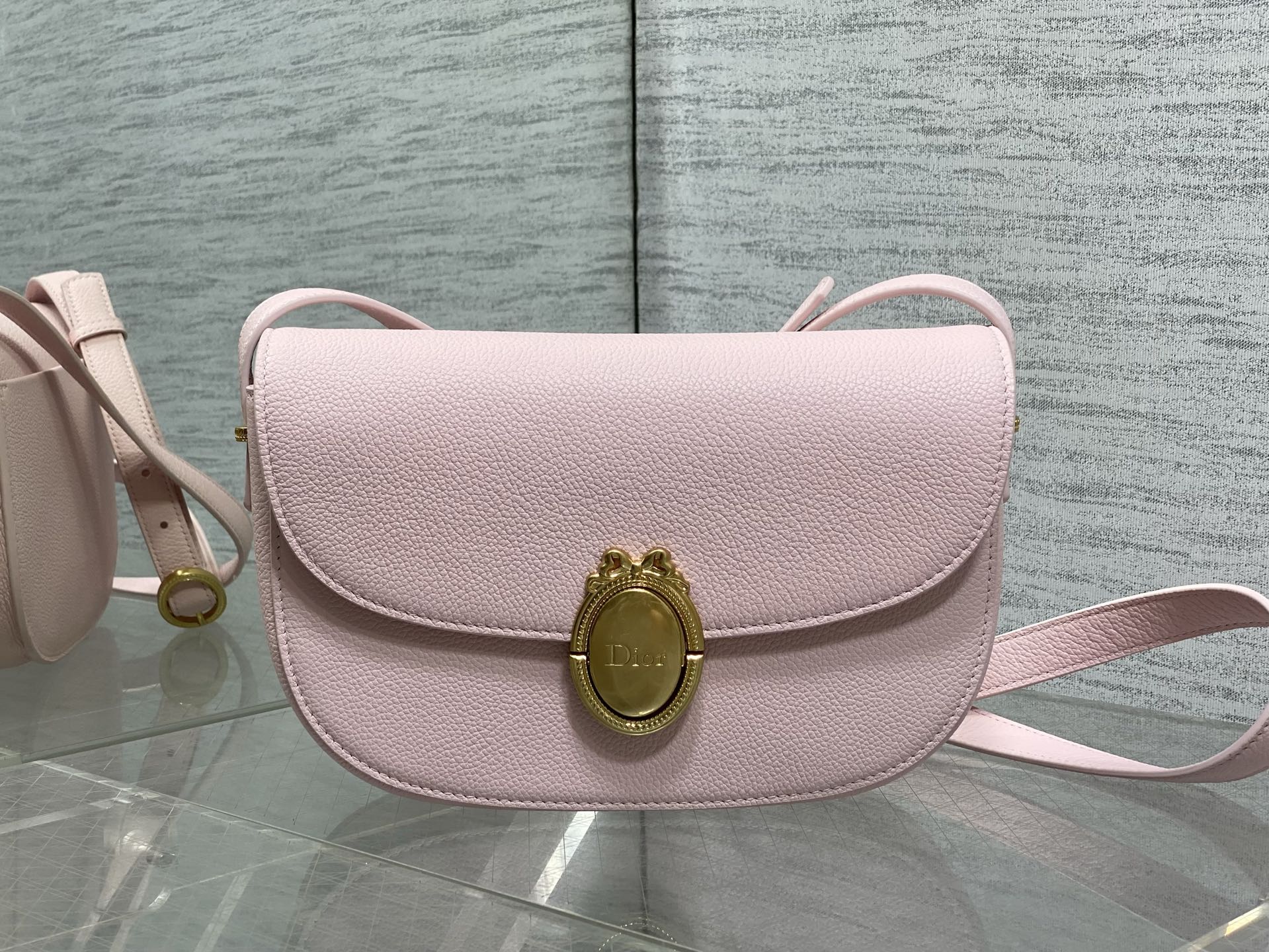 NO:850894,The chip model is in stock. The latest Medaillon series. Simple and noble bag shape, French oval mirror body. It has a unique French elegance and romantic temperament. Imported calfskin is carefully made and full of texture. The shoulder strap can be adjusted in length. It can be worn on the shoulder and cross-body. The back and upper body are full of French sweet girl feeling. size: 23*16*6.5cm 3922, 2026 spring and summer new style, cowhide, Hermes,19860909芯片款现货 最新款Medaillon系列 简洁的贵气的包型,法式椭圆镜身 属于法式独有的优雅和浪漫气质 进口的小牛皮精心制作 质感拉满 肩带可以调节长短 可肩背斜挎 背上身就是满满的法式甜妹感 size:23*16*6.5cm 3922,2026春夏新款,cowhide,Hermes,,Bag