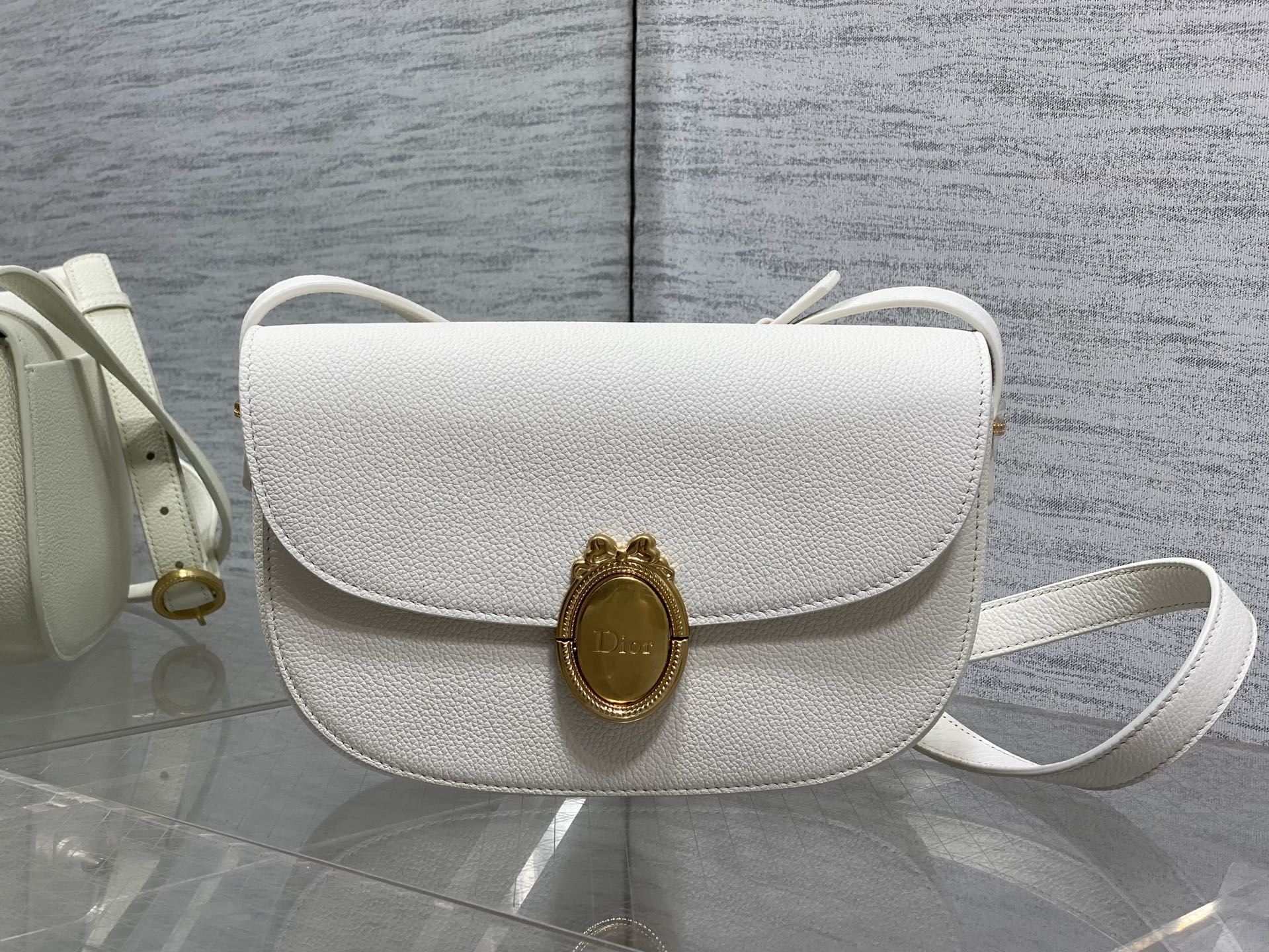 NO:850914,The chip model is in stock. The latest Medaillon series. Simple and noble bag shape, French oval mirror body. It has a unique French elegance and romantic temperament. Imported calfskin is carefully made and full of texture. The shoulder strap can be adjusted in length. It can be worn on the shoulder and cross-body. The back and upper body are full of French sweet girl feeling. size: 23*16*6.5cm 3922, 2026 spring and summer new style, cowhide, Hermes,19860909芯片款现货 最新款Medaillon系列 简洁的贵气的包型,法式椭圆镜身 属于法式独有的优雅和浪漫气质 进口的小牛皮精心制作 质感拉满 肩带可以调节长短 可肩背斜挎 背上身就是满满的法式甜妹感 size:23*16*6.5cm 3922,2026春夏新款,cowhide,Hermes,,Bag