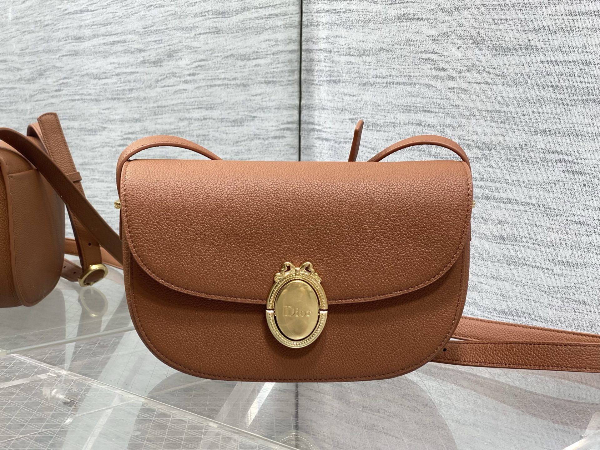 NO:850936,The chip model is in stock. The latest Medaillon series. Simple and noble bag shape, French oval mirror body. It has a unique French elegance and romantic temperament. Imported calfskin is carefully made and full of texture. The shoulder strap can be adjusted in length. It can be worn on the shoulder and cross-body. The back and upper body are full of French sweet girl feeling. size: 23*16*6.5cm 3922, 2026 spring and summer new style, cowhide, Hermes,19860909芯片款现货 最新款Medaillon系列 简洁的贵气的包型,法式椭圆镜身 属于法式独有的优雅和浪漫气质 进口的小牛皮精心制作 质感拉满 肩带可以调节长短 可肩背斜挎 背上身就是满满的法式甜妹感 size:23*16*6.5cm 3922,2026春夏新款,cowhide,Hermes,,Bag