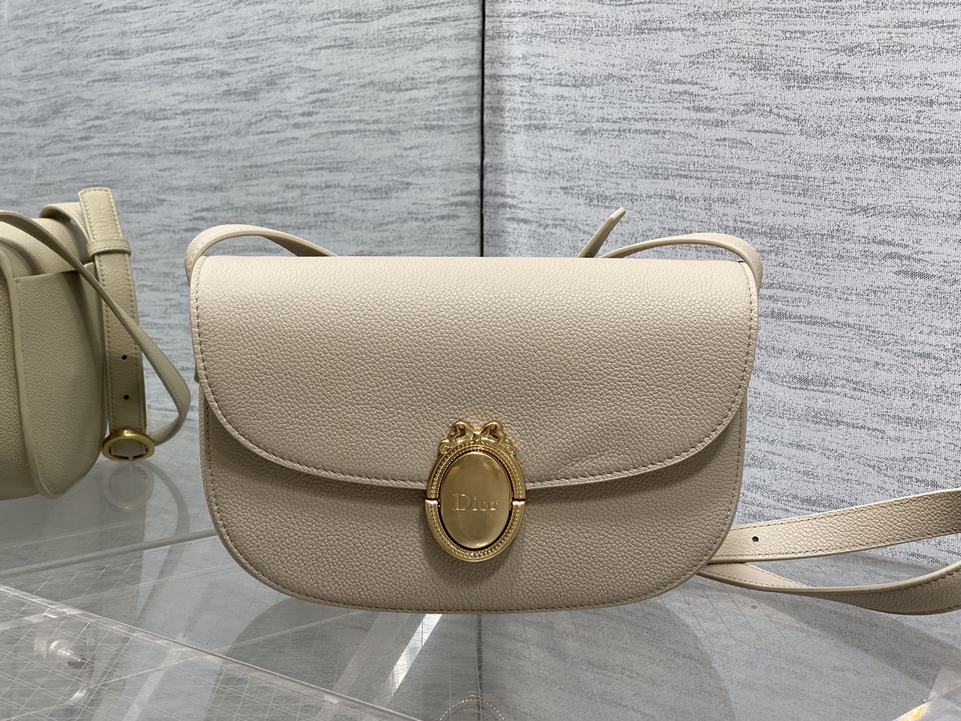 NO:850973,The chip model is in stock. The latest Medaillon series. Simple and noble bag shape, French oval mirror body. It has a unique French elegance and romantic temperament. Imported calfskin is carefully made and full of texture. The shoulder strap can be adjusted in length. It can be worn on the shoulder and cross-body. The back and upper body are full of French sweet girl feeling. size: 23*16*6.5cm 3922, 2026 spring and summer new style, cowhide, Hermes,19860909芯片款现货 最新款Medaillon系列 简洁的贵气的包型,法式椭圆镜身 属于法式独有的优雅和浪漫气质 进口的小牛皮精心制作 质感拉满 肩带可以调节长短 可肩背斜挎 背上身就是满满的法式甜妹感 size:23*16*6.5cm 3922,2026春夏新款,cowhide,Hermes,,Bag