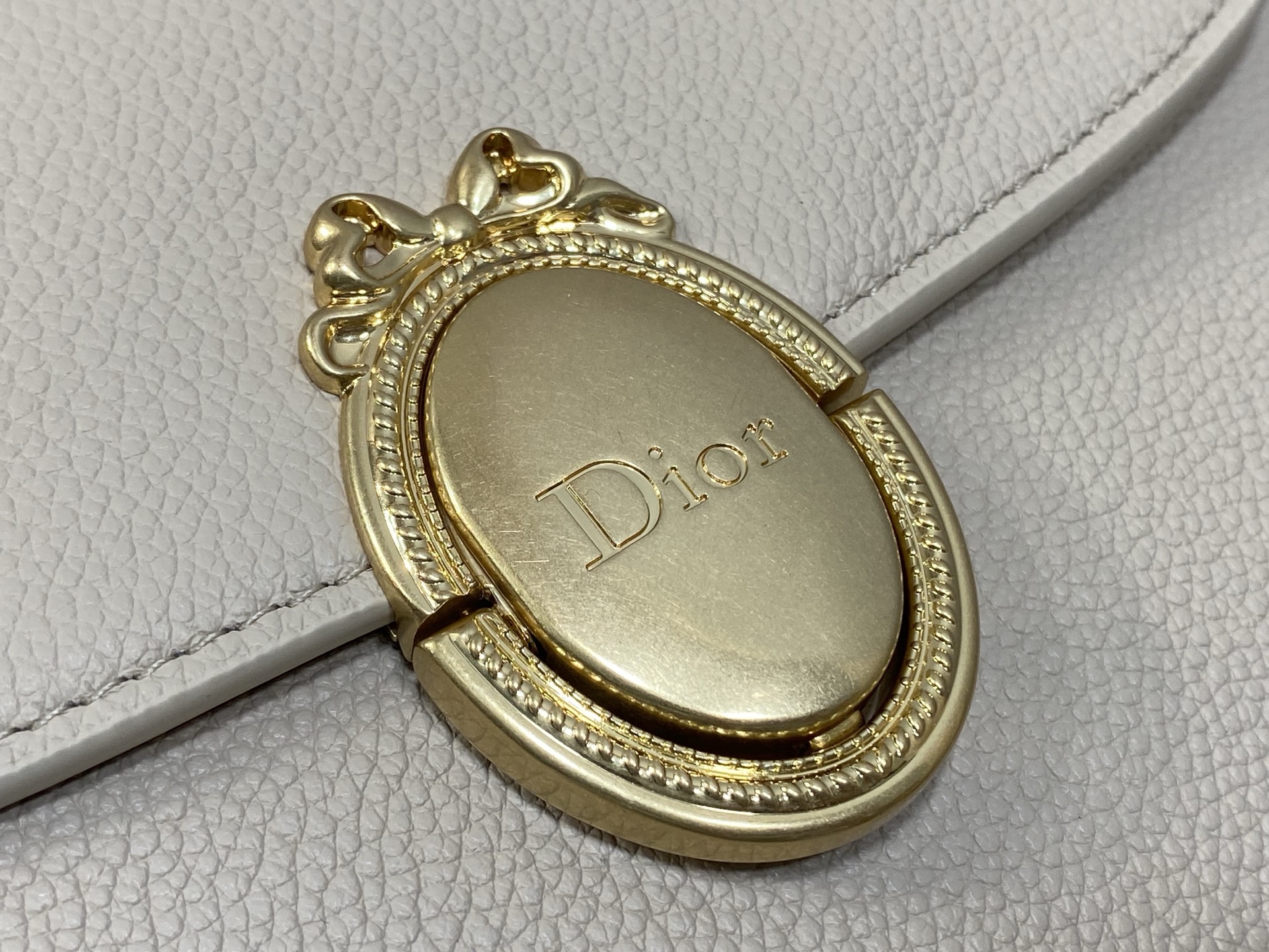 芯片款现货‼️最新款Medaillon系列简洁的贵气的包型,法式椭圆镜身属于法式独有的优雅和浪漫气质进口 芯片款现货‼️最新款Medaillon系列简洁的贵气的包型,法式椭圆镜身属于法式独有的优雅和浪漫气质进口