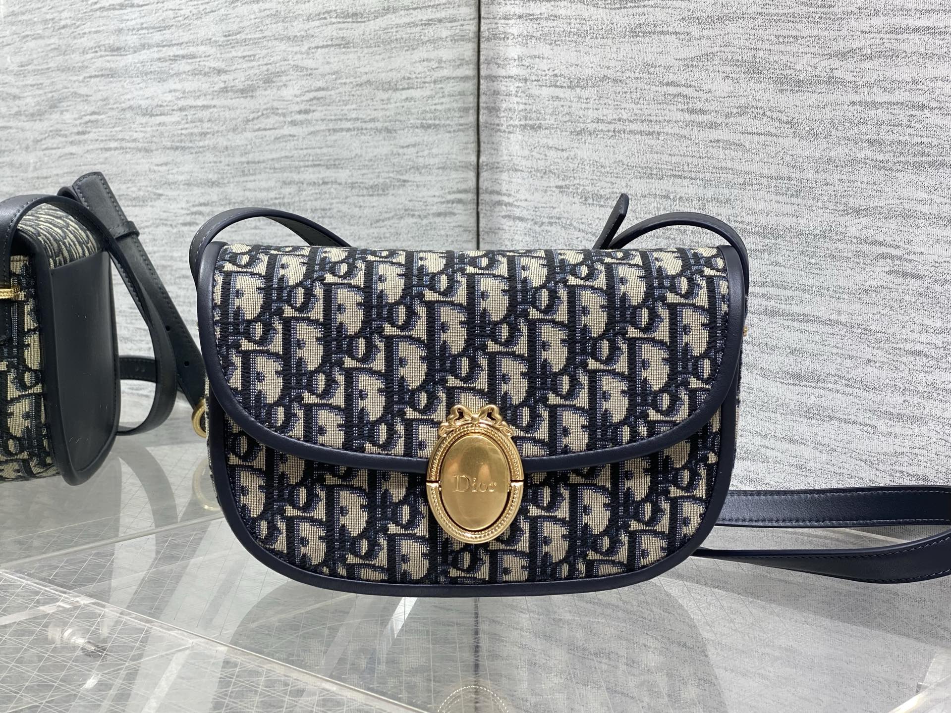 NO:850991,The chip model is in stock. The latest Medaillon series. Simple and noble bag shape, French oval mirror body. It has a unique French elegance and romantic temperament. The classic Oblique is more and more attractive the more you look at it. The shoulder strap can be adjusted in length. It can be worn on the shoulder and cross-body. The back and upper body are full of French sweet girl feeling. size: 23*16*6.5cm 3922, 2026 spring and summer new style, Hermes,19860909芯片款现货 最新款Medaillon系列 简洁的贵气的包型,法式椭圆镜身 属于法式独有的优雅和浪漫气质 经典的Oblique 老花越看越耐看 肩带可以调节长短 可肩背斜挎 背上身就是满满的法式甜妹感 size:23*16*6.5cm 3922,2026春夏新款,Hermes,,Bag