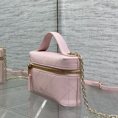 芯片款现货‼️最新款的Lady Vanity化妆包以细腻黑色牛皮打造标志性藤格纹搭配香槟金拉链与logo 芯片款现货‼️最新款的Lady Vanity化妆包以细腻黑色牛皮打造标志性藤格纹搭配香槟金拉链与logo