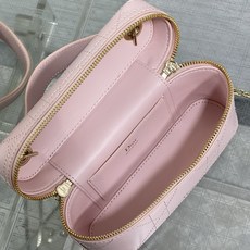 芯片款现货‼️最新款的Lady Vanity化妆包以细腻黑色牛皮打造标志性藤格纹搭配香槟金拉链与logo 芯片款现货‼️最新款的Lady Vanity化妆包以细腻黑色牛皮打造标志性藤格纹搭配香槟金拉链与logo