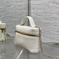 芯片款现货‼️最新款的Lady Vanity化妆包以细腻黑色牛皮打造标志性藤格纹搭配香槟金拉链与logo 芯片款现货‼️最新款的Lady Vanity化妆包以细腻黑色牛皮打造标志性藤格纹搭配香槟金拉链与logo