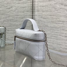 芯片款现货‼️最新款的Lady Vanity化妆包以细腻黑色牛皮打造标志性藤格纹搭配香槟金拉链与logo 芯片款现货‼️最新款的Lady Vanity化妆包以细腻黑色牛皮打造标志性藤格纹搭配香槟金拉链与logo