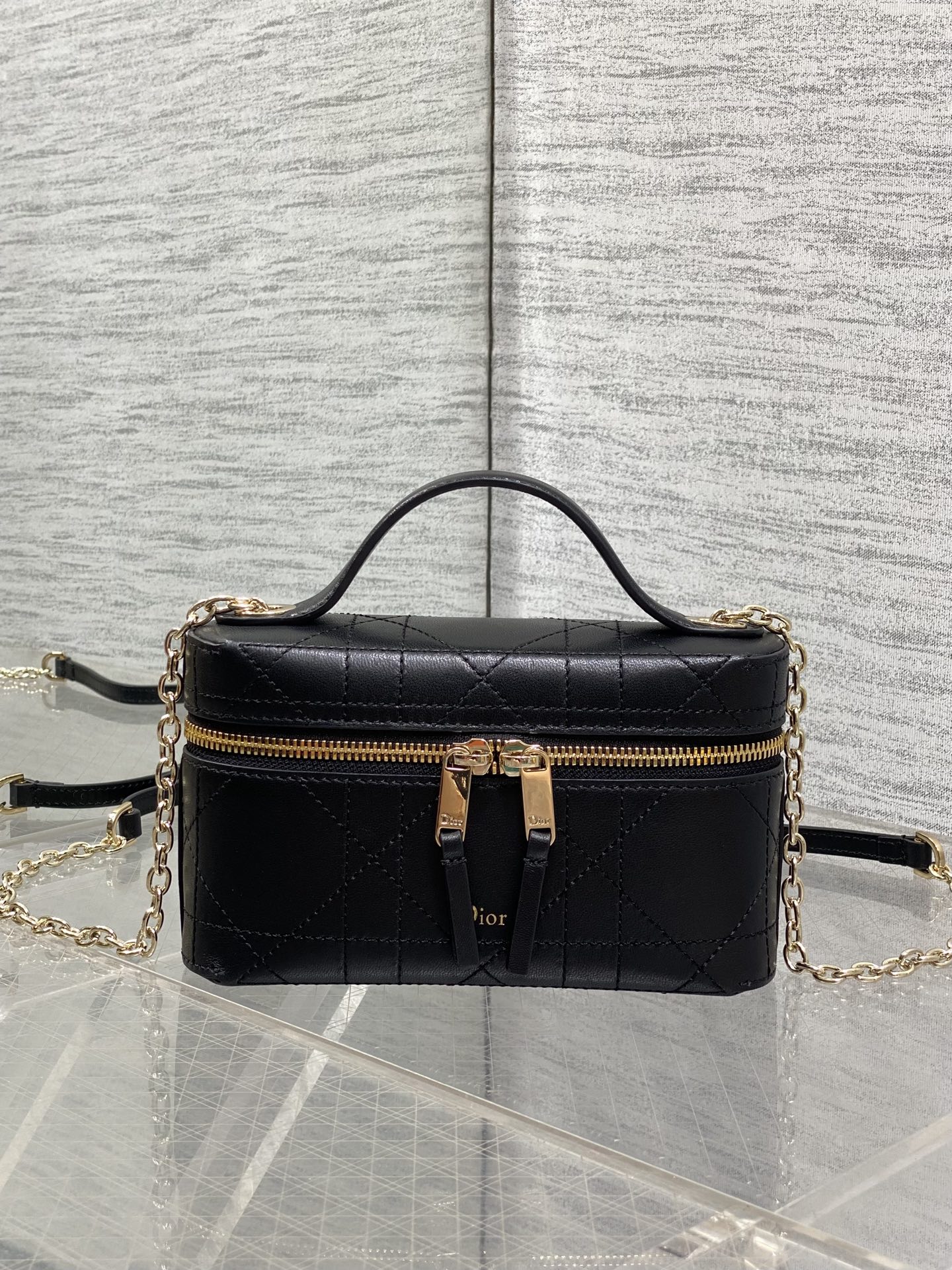 NO:850805,The chip model is in stock. The latest Lady Vanity cosmetic bag is made of fine black cowhide to create the iconic cannage pattern. It is equipped with champagne gold zipper and logo. It comes with a handbag and metal chain, which can be carried by hand or cross-body. It is retro, exquisite and versatile. It is an atmospheric tool for daily commuting and dating. size: 19*16.5*5.5cm, lunch box bag, cosmetic bags & cases, cowhide, Hermes,19860909芯片款现货 最新款的Lady Vanity化妆包 以细腻黑色牛皮打造标志性藤格纹 搭配香槟金拉链与logo 自带手提与金属链条,可手提可斜挎 复古精致又百搭 是日常通勤与约会的氛围感利器 size:19*16.5*5.5cm,饭盒包,cosmetic bags & cases,cowhide,Hermes,,Bag