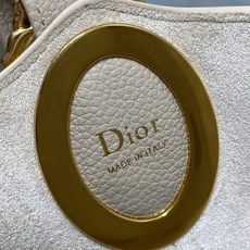 驼米色现货‼️Dior Medaillon大号水桶包春夏新款柔软的颗粒面牛皮革,超级有质感简洁又大气的包 驼米色现货‼️Dior Medaillon大号水桶包春夏新款柔软的颗粒面牛皮革,超级有质感简洁又大气的包