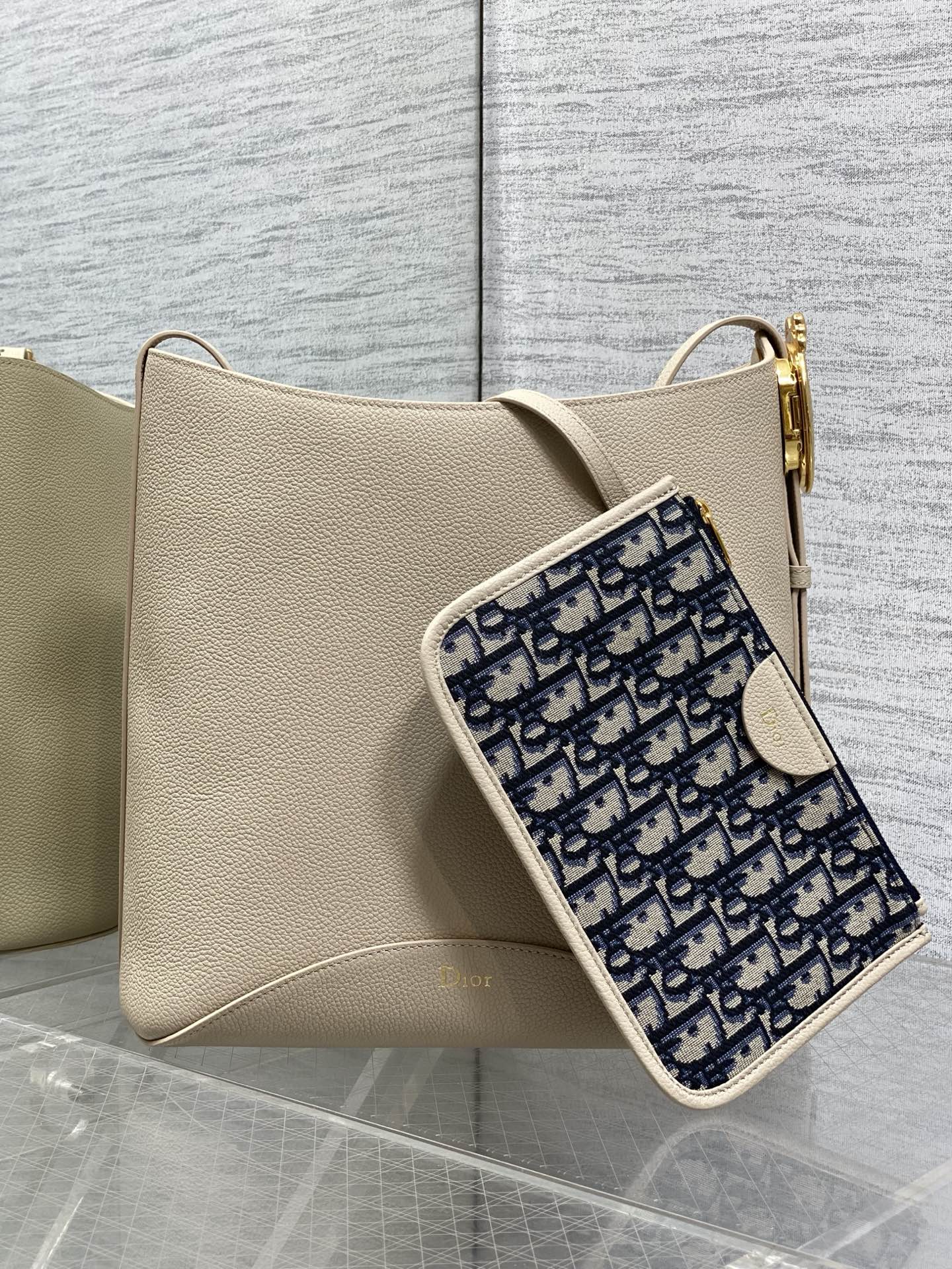 NO:850932,Camel beige ready-made Dior Medaillon large bucket bag for spring and summer. Soft grained cow leather, super textured. Simple and elegant bag shape, full of high-end sense. The shoulder straps are matched with classic mirror hardware buckles, elegant and modern. The large capacity can store a variety of daily travel items. The design of the adjustable shoulder straps creates a variety of shoulder styles. It is suitable for both commuting and leisure travel 1532  size:26.5x26x15cm, 2026 spring and summer new style, dior, cowhide, Hermes,19860909驼米色现货 Dior Medaillon大号水桶包春夏新款 柔软的颗粒面牛皮革,超级有质感 简洁又大气的包形,满满的高级感 肩带搭配经典镜子五金扣,优雅又摩登 超大的容量可收纳各种日常出行用品 可调节肩带的设计打造多种肩背造型 无论是通勤和休闲出行都很合适 1532 size:26.5x26x15cm,2026春夏新款,dior,cowhide,Hermes,,Bag