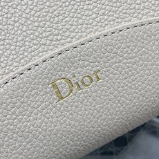 驼米色现货‼️Dior Medaillon大号水桶包春夏新款柔软的颗粒面牛皮革,超级有质感简洁又大气的包 驼米色现货‼️Dior Medaillon大号水桶包春夏新款柔软的颗粒面牛皮革,超级有质感简洁又大气的包