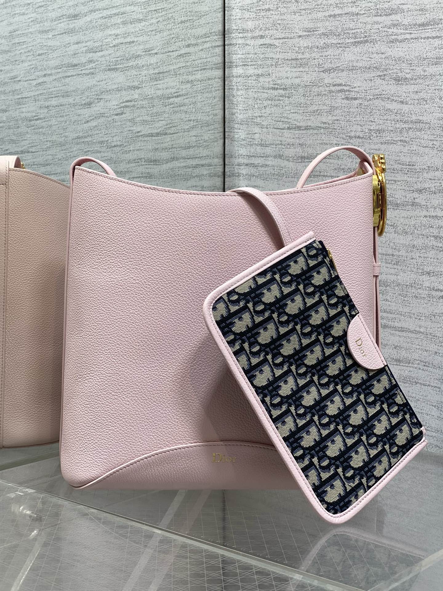 NO:850952,Soft pink ready-made Dior Medaillon large bucket bag for spring and summer. Soft grained cow leather, super textured. Simple and elegant bag shape, full of high-end sense. The shoulder straps are matched with classic mirror hardware buckles, elegant and modern. The large capacity can store various daily travel items. The design of the adjustable shoulder straps creates a variety of shoulder styles. It is suitable for commuting and leisure travel. 1532  size:26.5x26x15cm, 2026 spring and summer new style, dior, cowhide, Hermes,19860909柔粉现货 Dior Medaillon大号水桶包春夏新款 柔软的颗粒面牛皮革,超级有质感 简洁又大气的包形,满满的高级感 肩带搭配经典镜子五金扣,优雅又摩登 超大的容量可收纳各种日常出行用品 可调节肩带的设计打造多种肩背造型 无论是通勤和休闲出行都很合适 1532 size:26.5x26x15cm,2026春夏新款,dior,cowhide,Hermes,,Bag