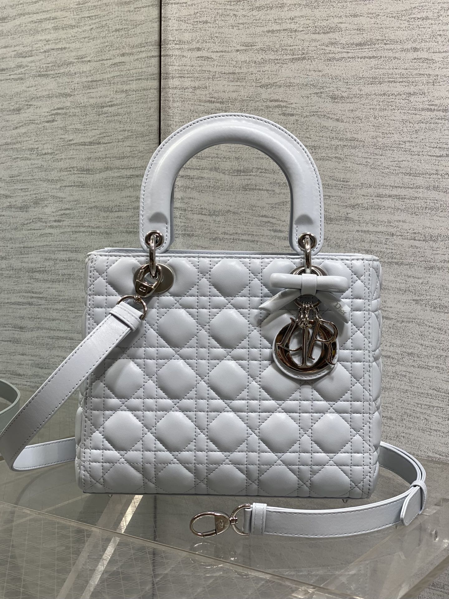 NO:850724,In stock, Lady's latest five-lattice bow Diana bag is carefully made of lambskin. It is a must-have Princess Diana bag for everyone. It is charming, elegant and full of aura. It is also full of femininity when carried cross-body and has a classic fashion style. It is a beautiful bag that everyone has on Instagram and many fashion icons. Don't miss it. Size 24cm, new bow bag, sheepskin, Hermes,19860909现货 Lady最新款五格蝴蝶结戴妃包,采用小羊皮精心制作、人手一个必备的戴妃包.迷人优雅又气场十足,斜挎手拎也是女人味十足,经典时尚风格.ins和众多时尚icon都人手一个的美包,别错过哦 size24cm,新款蝴蝶结包,sheepskin,Hermes,,Bag