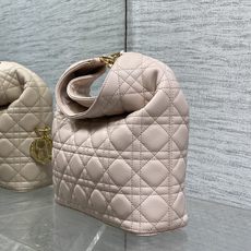 现货‼️Dior2026秋冬系列-「胭脂粉羊皮」JonathanAnderson本季的配饰和细节设计融入 现货‼️Dior2026秋冬系列-「胭脂粉羊皮」JonathanAnderson本季的配饰和细节设计融入