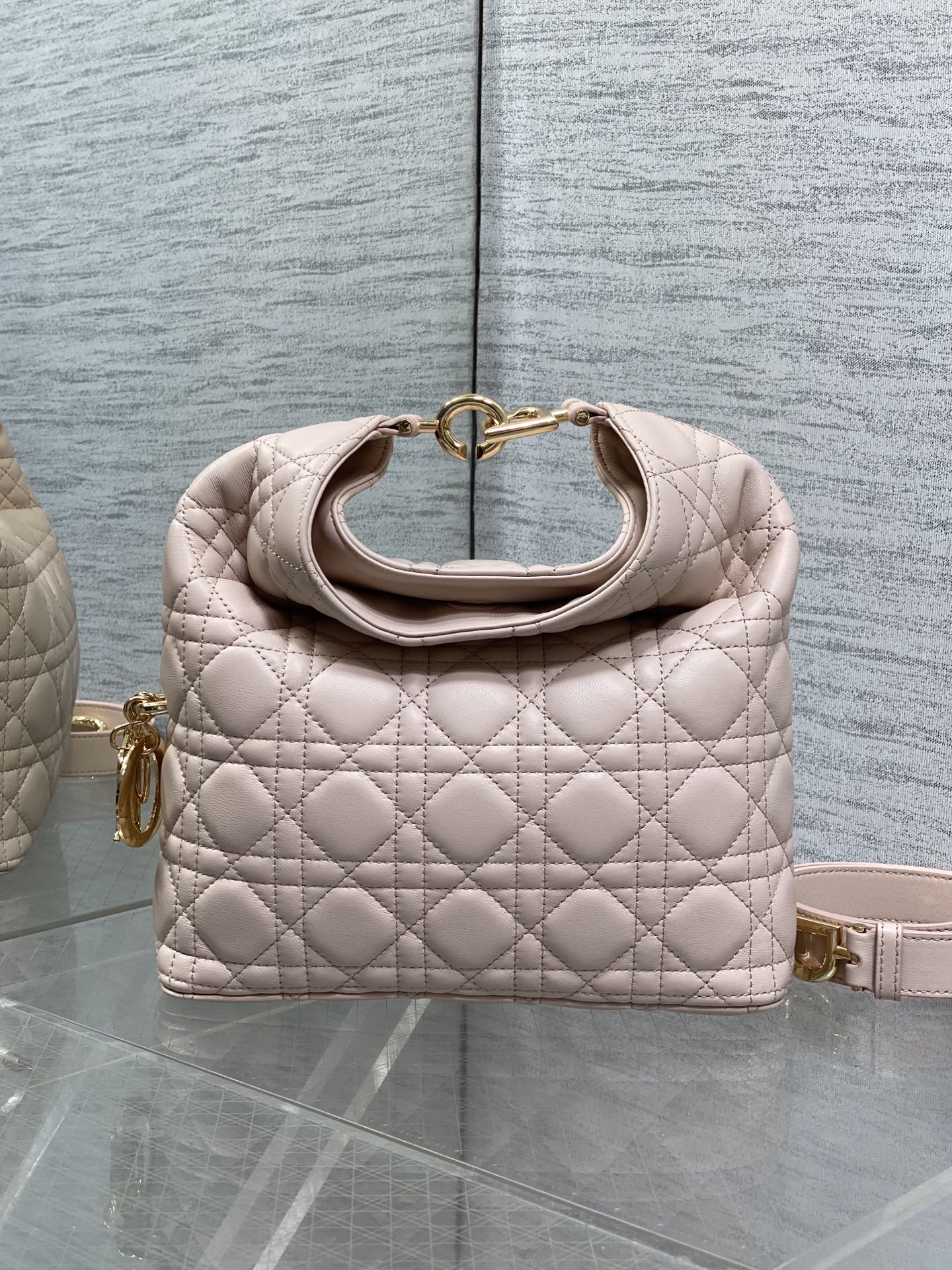 NO:850734,In stock Dior2026 autumn and winter series - 'rouge pink sheepskin' JonathanAnderson's accessories and detailed design this season incorporate the lotus consistent with the show!  Elements such as lotus leaves, cascading pleats, curly arcs, and classical silhouette elements are all reflected in the craftsmanship. The details are worth seeing more than the overall shape. 1538 Size24*27*9cm, 2026 spring and summer new style, dior, sheepskin, Hermes,19860909现货 Dior2026秋冬系列-「胭脂粉羊皮」 JonathanAnderson本季的配饰和细节设计融入了与秀场一致的荷花！荷叶等元素,工艺中层叠的褶皱,卷曲的弧度,以及古典的廓形元素均有体现,细节比整体造型要值得一看 1538 Size24*27*9cm,2026春夏新款,dior,sheepskin,Hermes,,Bag