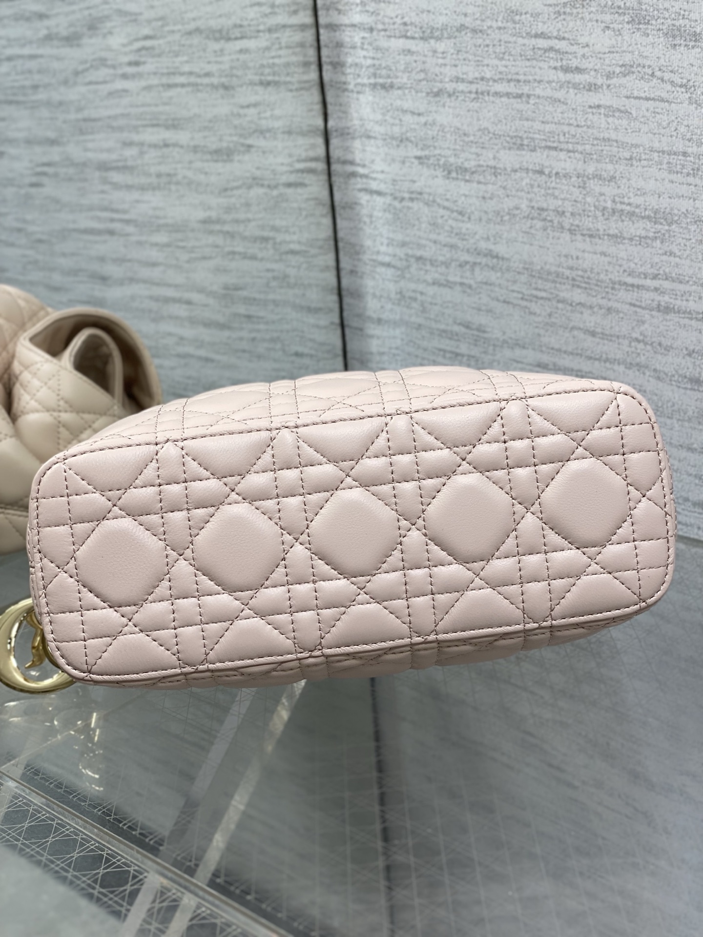 现货‼️Dior2026秋冬系列-「胭脂粉羊皮」JonathanAnderson本季的配饰和细节设计融入 现货‼️Dior2026秋冬系列-「胭脂粉羊皮」JonathanAnderson本季的配饰和细节设计融入