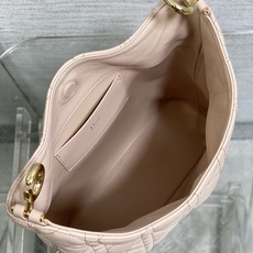 现货‼️Dior2026秋冬系列-「胭脂粉羊皮」JonathanAnderson本季的配饰和细节设计融入 现货‼️Dior2026秋冬系列-「胭脂粉羊皮」JonathanAnderson本季的配饰和细节设计融入