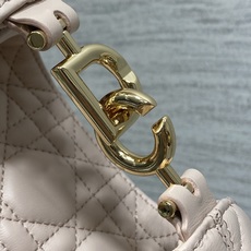现货‼️Dior2026秋冬系列-「胭脂粉羊皮」JonathanAnderson本季的配饰和细节设计融入 现货‼️Dior2026秋冬系列-「胭脂粉羊皮」JonathanAnderson本季的配饰和细节设计融入