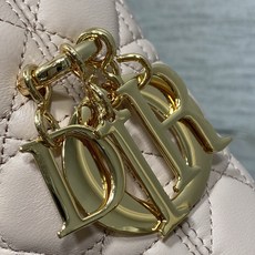 现货‼️Dior2026秋冬系列-「胭脂粉羊皮」JonathanAnderson本季的配饰和细节设计融入 现货‼️Dior2026秋冬系列-「胭脂粉羊皮」JonathanAnderson本季的配饰和细节设计融入
