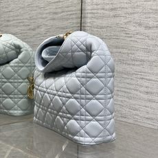 现货‼️Dior2026秋冬系列-「冰川蓝羊皮」JonathanAnderson本季的配饰和细节设计融入 现货‼️Dior2026秋冬系列-「冰川蓝羊皮」JonathanAnderson本季的配饰和细节设计融入