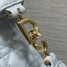 现货‼️Dior2026秋冬系列-「冰川蓝羊皮」JonathanAnderson本季的配饰和细节设计融入 现货‼️Dior2026秋冬系列-「冰川蓝羊皮」JonathanAnderson本季的配饰和细节设计融入