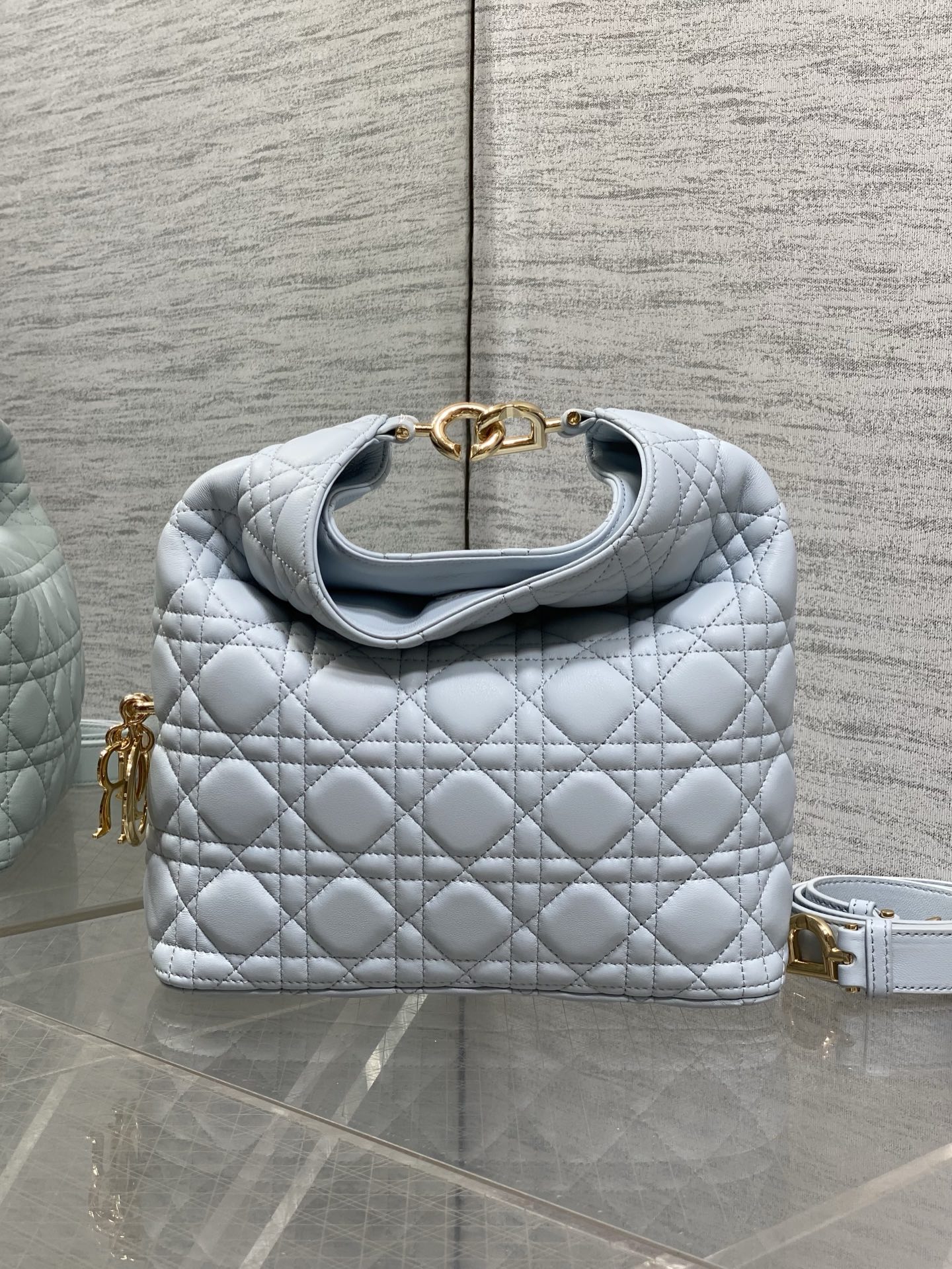 NO:850744,In stock Dior2026 autumn and winter series-'Glacier Blue Sheepskin' JonathanAnderson's accessories and detailed design this season incorporate the lotus consistent with the show!  Elements such as lotus leaves, cascading pleats, curly arcs, and classical silhouette elements are all reflected in the craftsmanship. The details are worth seeing more than the overall shape. 1538 Size24*27*9cm, 2026 spring and summer new style, dior, sheepskin, Hermes,19860909现货 Dior2026秋冬系列-「冰川蓝羊皮」 JonathanAnderson本季的配饰和细节设计融入了与秀场一致的荷花！荷叶等元素,工艺中层叠的褶皱,卷曲的弧度,以及古典的廓形元素均有体现,细节比整体造型要值得一看 1538 Size24*27*9cm,2026春夏新款,dior,sheepskin,Hermes,,Bag