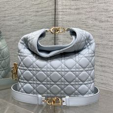 现货‼️Dior2026秋冬系列-「冰川蓝羊皮」JonathanAnderson本季的配饰和细节设计融入 现货‼️Dior2026秋冬系列-「冰川蓝羊皮」JonathanAnderson本季的配饰和细节设计融入