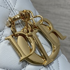 现货‼️Dior2026秋冬系列-「冰川蓝羊皮」JonathanAnderson本季的配饰和细节设计融入 现货‼️Dior2026秋冬系列-「冰川蓝羊皮」JonathanAnderson本季的配饰和细节设计融入