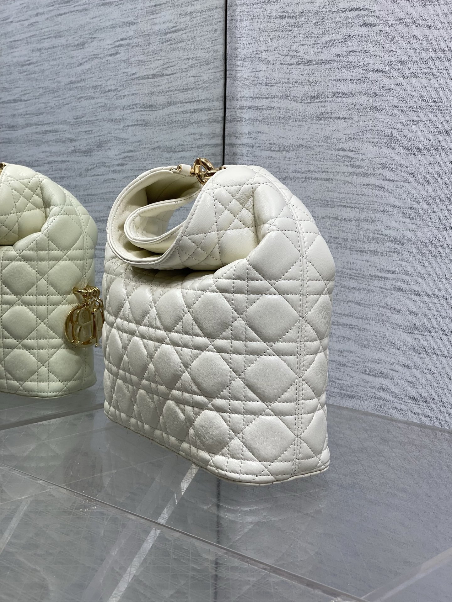 现货‼️Dior2026秋冬系列-「奶白色羊皮」JonathanAnderson本季的配饰和细节设计融入