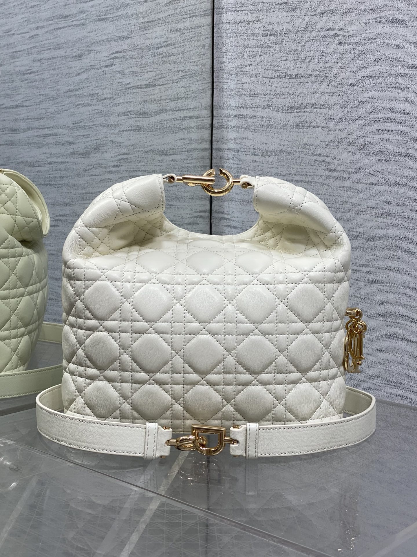 现货‼️Dior2026秋冬系列-「奶白色羊皮」JonathanAnderson本季的配饰和细节设计融入