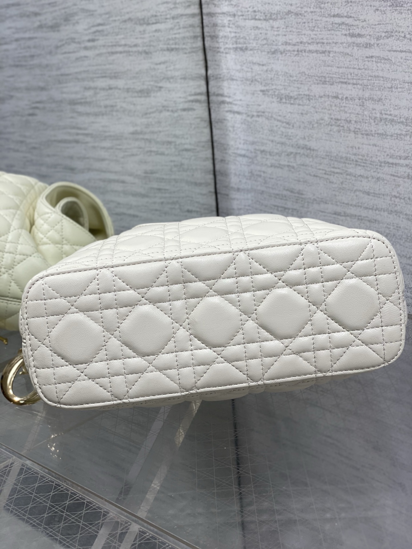 现货‼️Dior2026秋冬系列-「奶白色羊皮」JonathanAnderson本季的配饰和细节设计融入