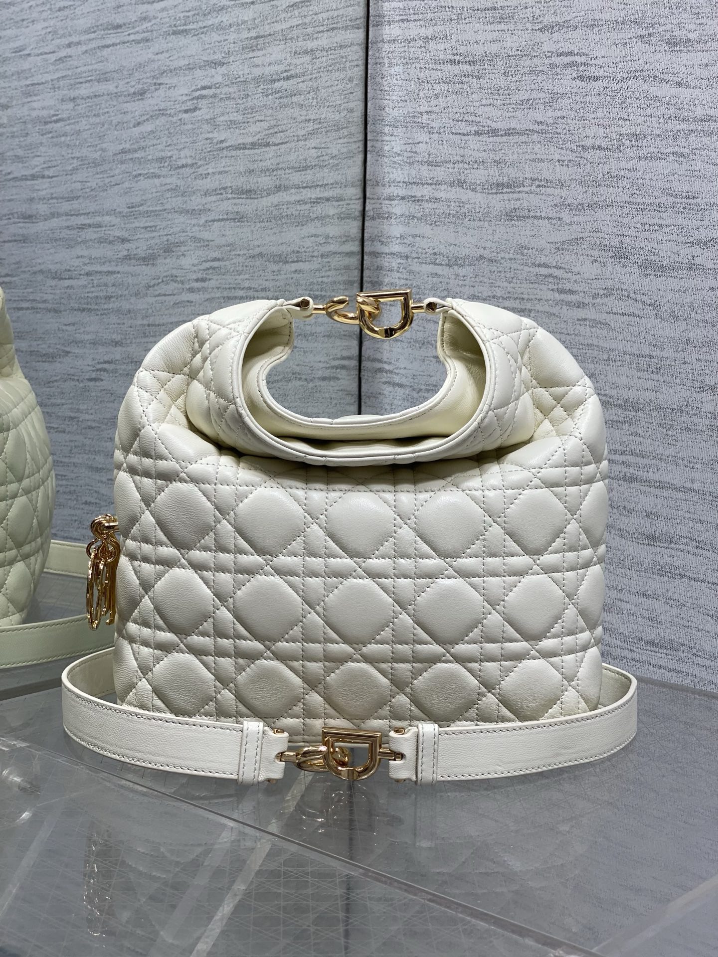现货‼️Dior2026秋冬系列-「奶白色羊皮」JonathanAnderson本季的配饰和细节设计融入