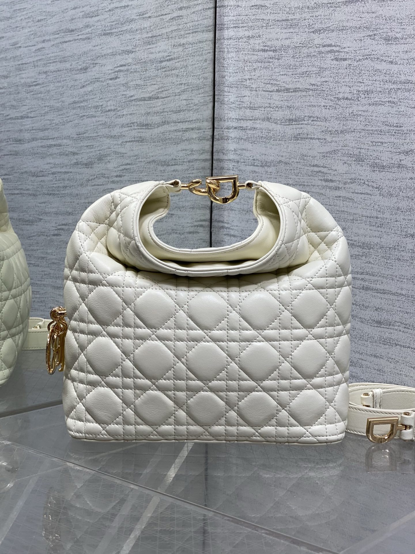 NO:850755,In stock Dior2026 autumn and winter series-'Milk White Sheepskin' JonathanAnderson's accessories and detailed design this season incorporate the lotus consistent with the show!  Elements such as lotus leaves, cascading pleats, curly arcs, and classical silhouette elements are all reflected in the craftsmanship. The details are worth seeing more than the overall shape. 1538 Size24*27*9cm, 2026 spring and summer new style, dior, sheepskin, Hermes,19860909现货 Dior2026秋冬系列-「奶白色羊皮」 JonathanAnderson本季的配饰和细节设计融入了与秀场一致的荷花！荷叶等元素,工艺中层叠的褶皱,卷曲的弧度,以及古典的廓形元素均有体现,细节比整体造型要值得一看 1538 Size24*27*9cm,2026春夏新款,dior,sheepskin,Hermes,,Bag