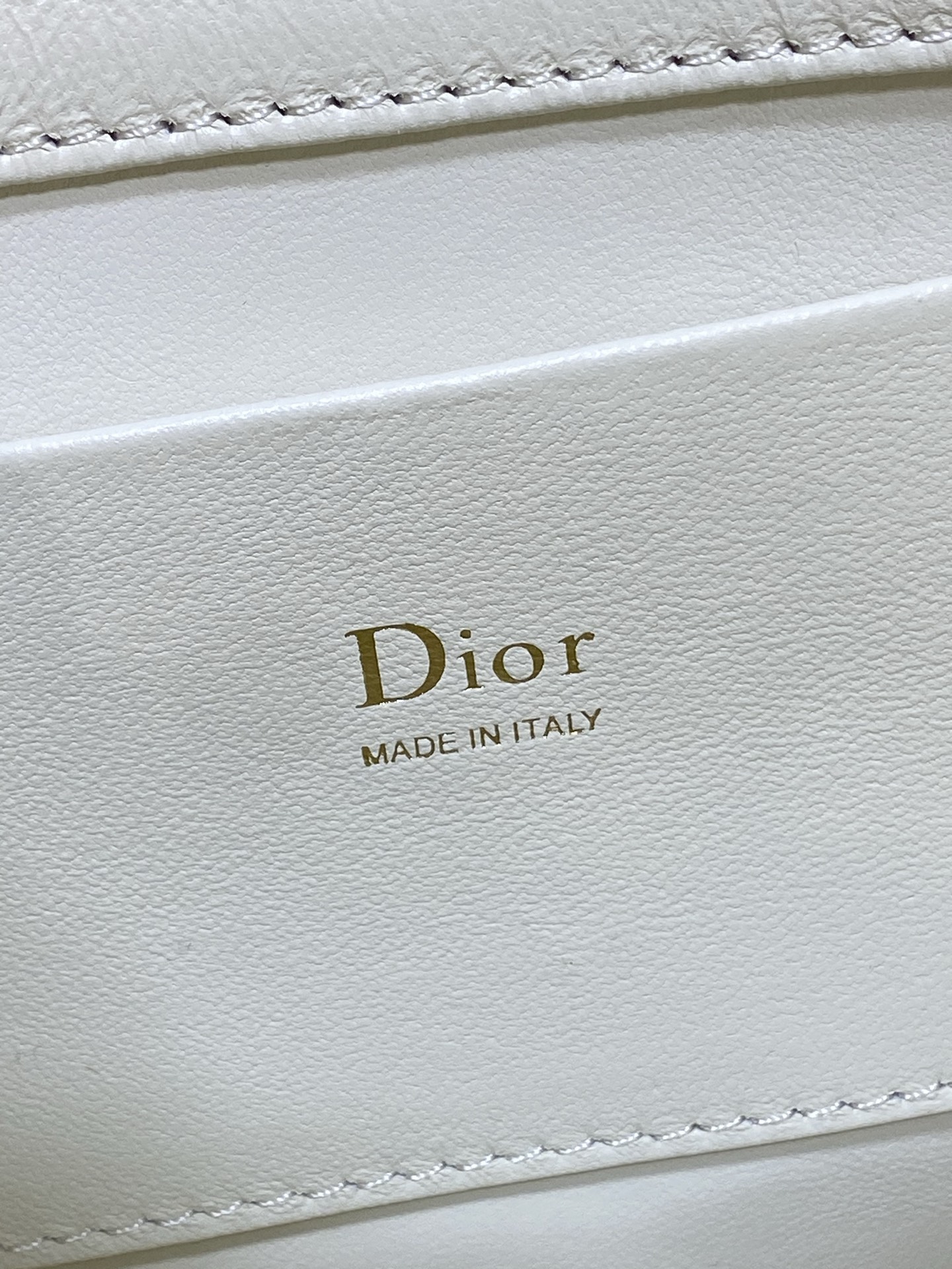 现货‼️Dior2026秋冬系列-「奶白色羊皮」JonathanAnderson本季的配饰和细节设计融入
