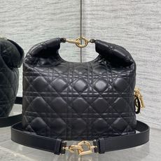 现货‼️Dior2026秋冬系列-「黑色羊皮」JonathanAnderson本季的配饰和细节设计融入了 现货‼️Dior2026秋冬系列-「黑色羊皮」JonathanAnderson本季的配饰和细节设计融入了