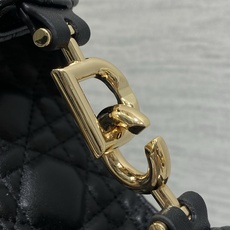 现货‼️Dior2026秋冬系列-「黑色羊皮」JonathanAnderson本季的配饰和细节设计融入了 现货‼️Dior2026秋冬系列-「黑色羊皮」JonathanAnderson本季的配饰和细节设计融入了