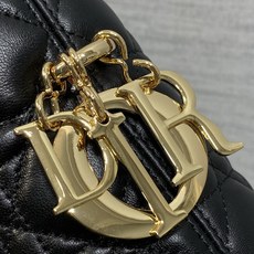 现货‼️Dior2026秋冬系列-「黑色羊皮」JonathanAnderson本季的配饰和细节设计融入了 现货‼️Dior2026秋冬系列-「黑色羊皮」JonathanAnderson本季的配饰和细节设计融入了